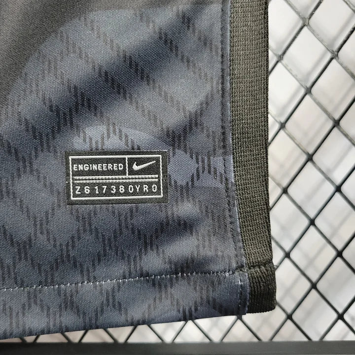 Détail de tissu noir avec motif et étiquette Nike Engineered sur maillot sportif