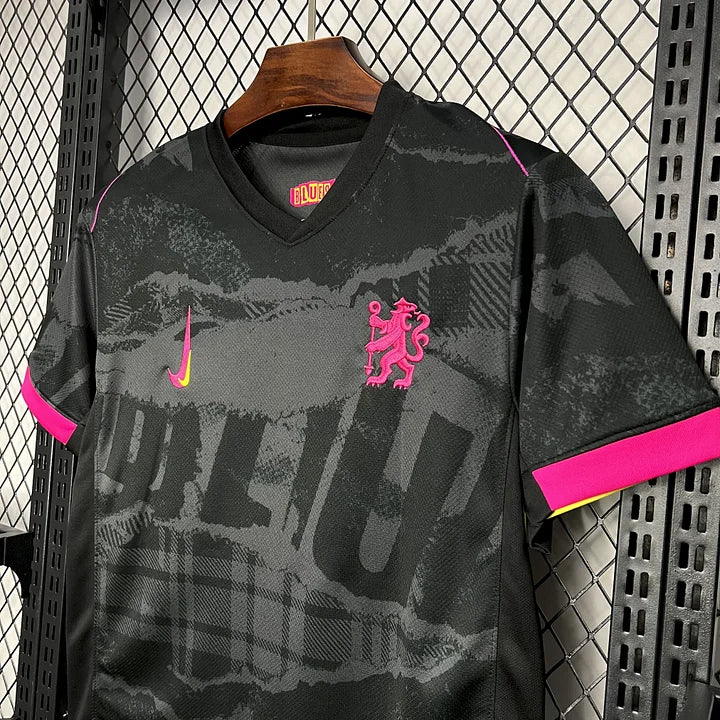 Maillot de football third Chelsea 2024-2025 noir avec logo lion rose et détails rose vif