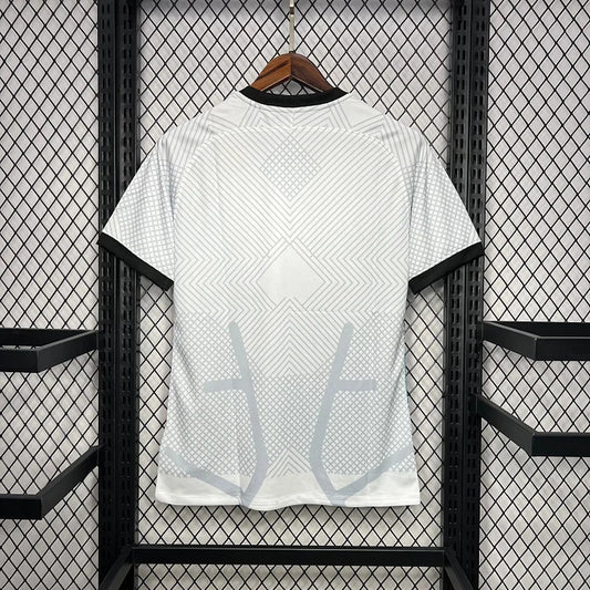 Maillot de football Inter Milan 2024-2025 blanc avec motifs géométriques gris, col et manches noirs, suspendu