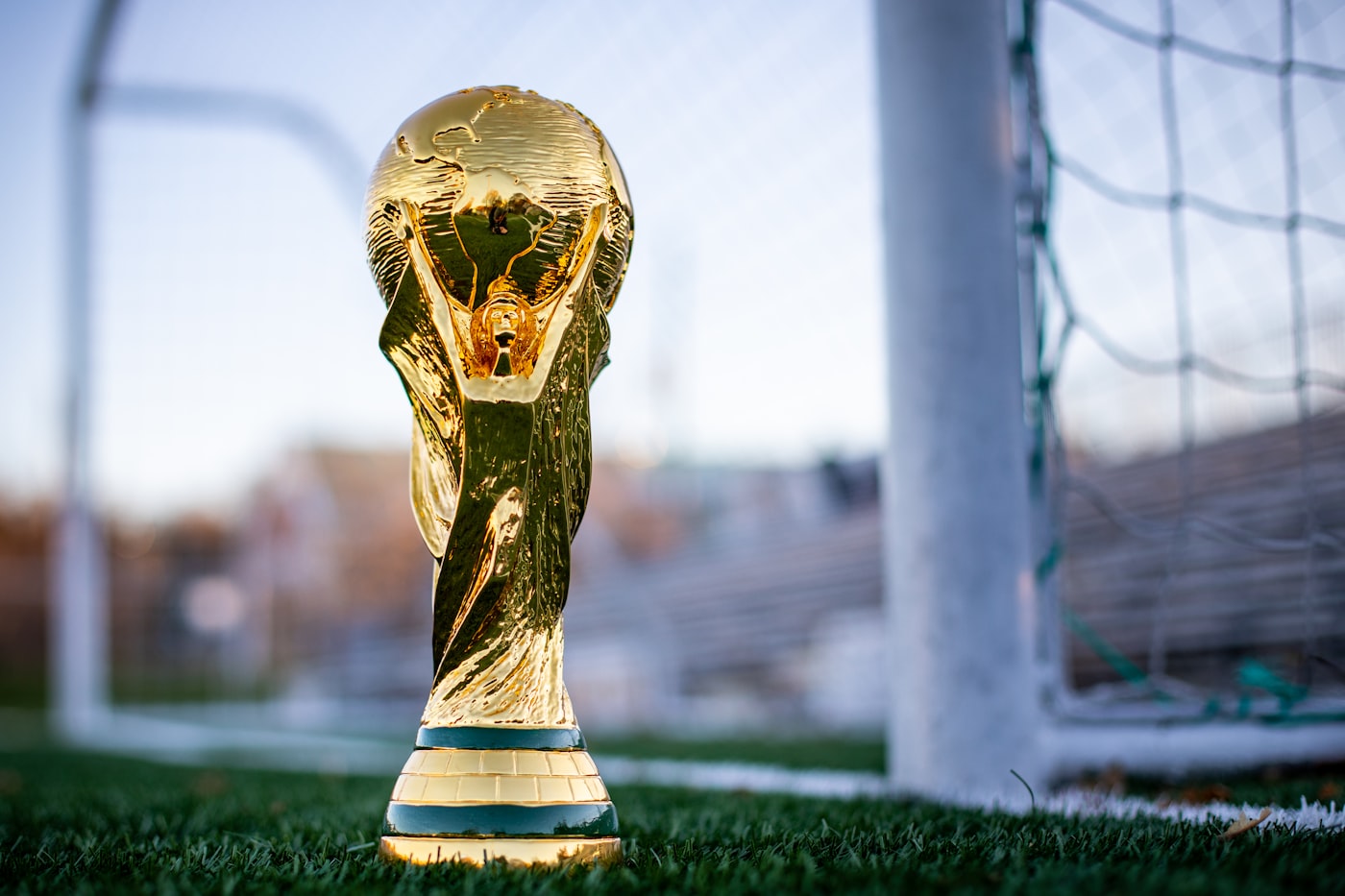 Trophée de football doré sur un terrain — Coupe du Monde