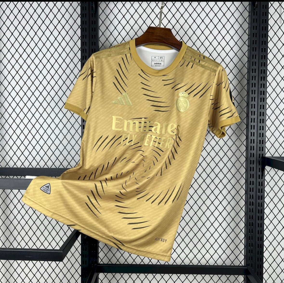 Maillot Real Madrid Gold entraînement 2025-2026 édition or avec logo