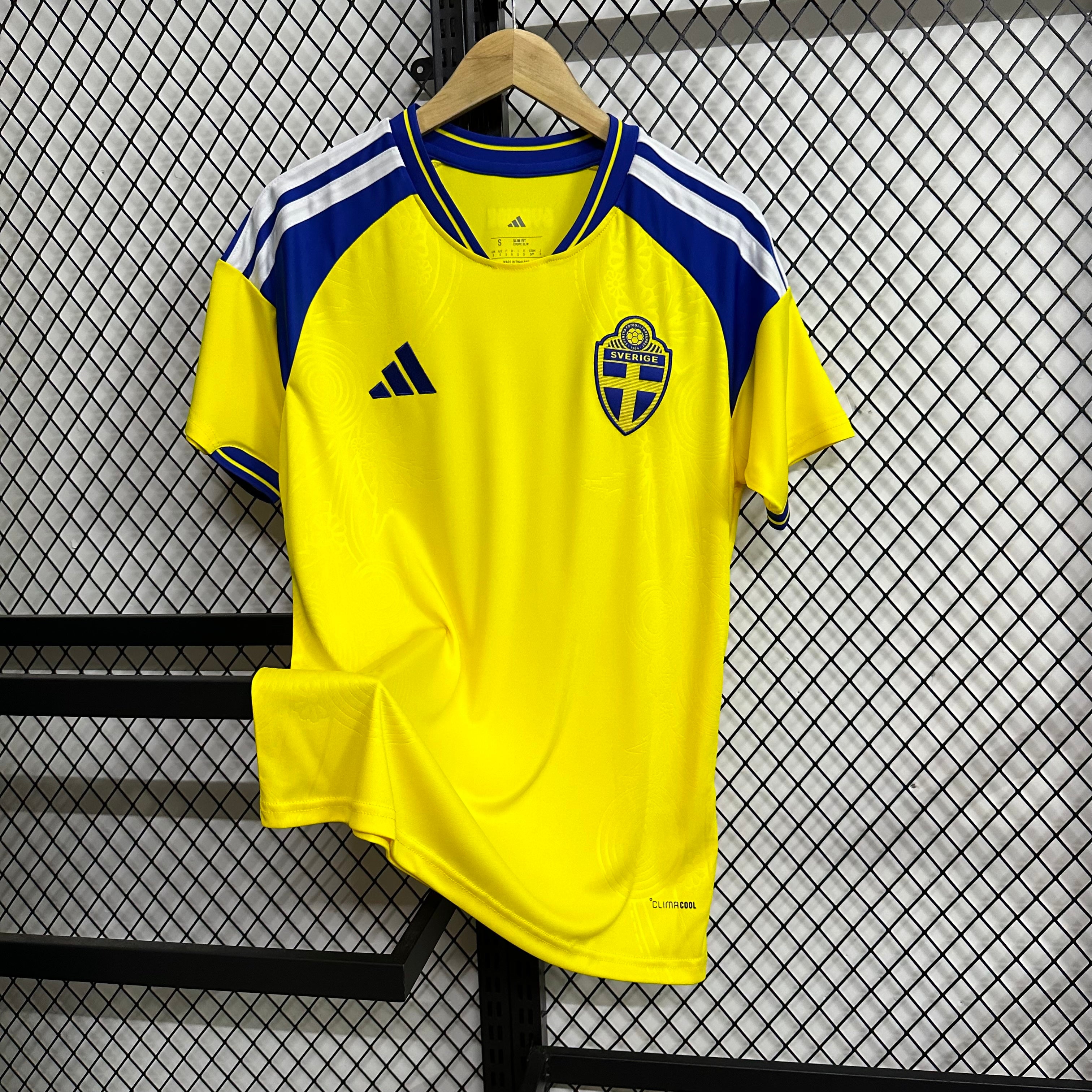 Maillot Suède CDM 2026 Coupe du Monde jaune avec logo officiel