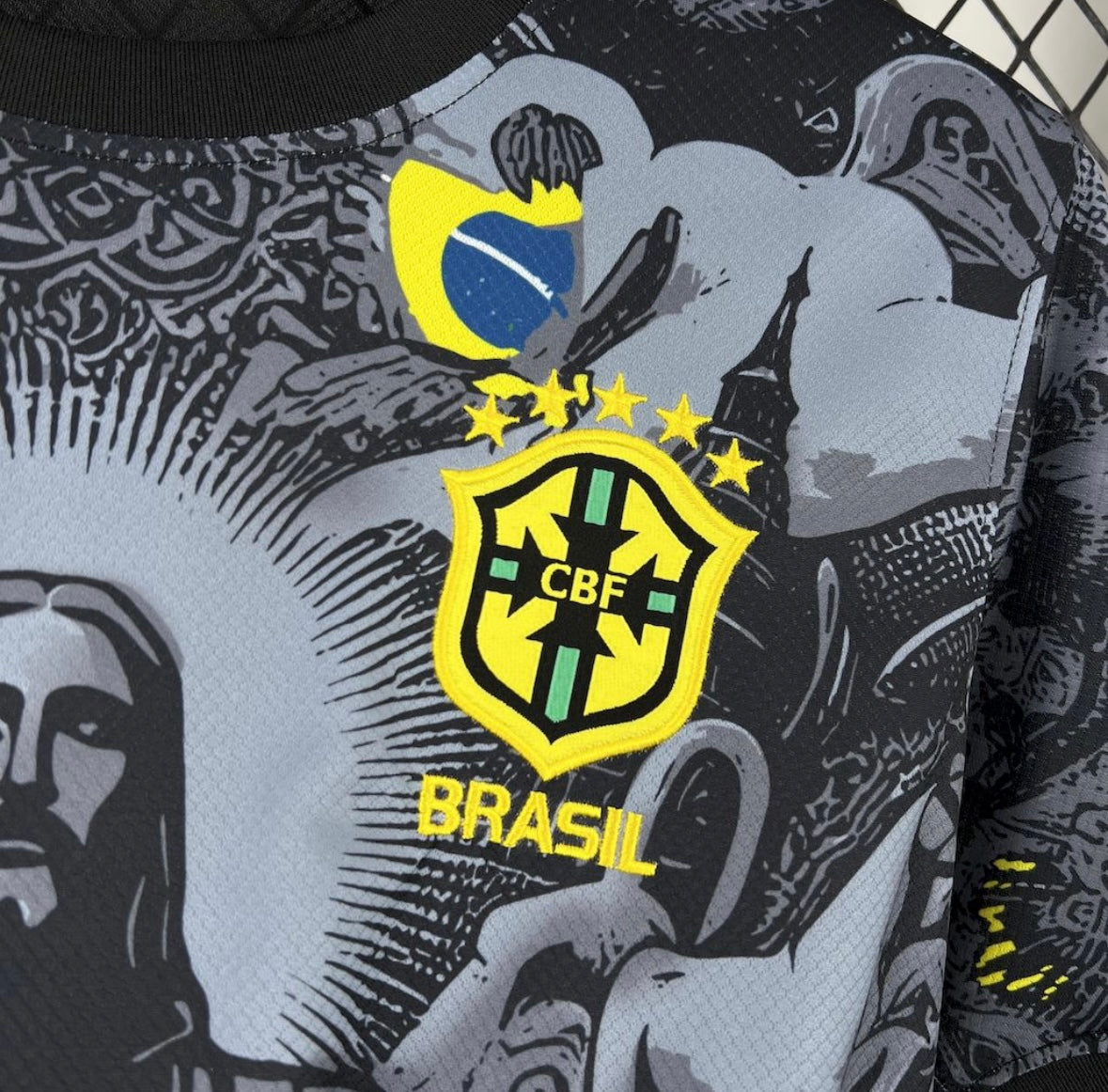 Détail maillot noir équipe de football Brésil logo CBF jaune étoiles motif artistique