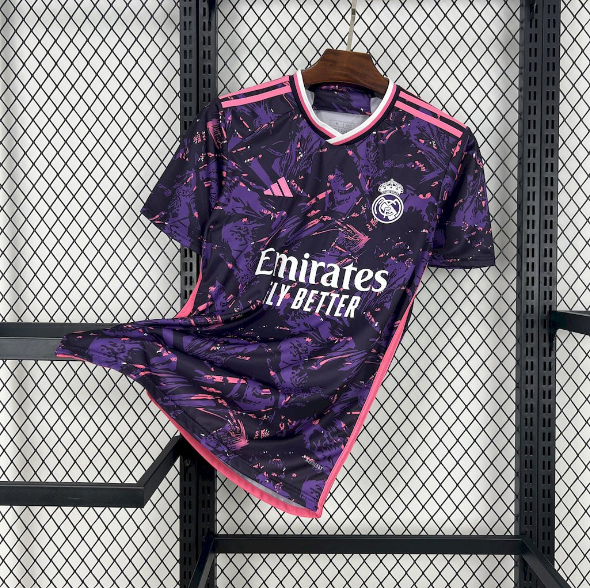 Maillot Real Madrid violet 2024-2025 extérieur avec logo Adidas