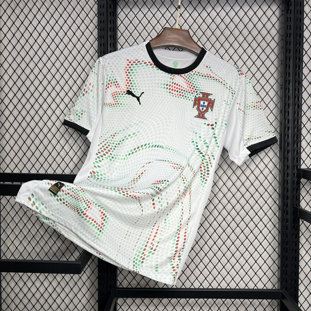 Maillot Portugal extérieur 25/26 rouge et vert avec équipement officiel