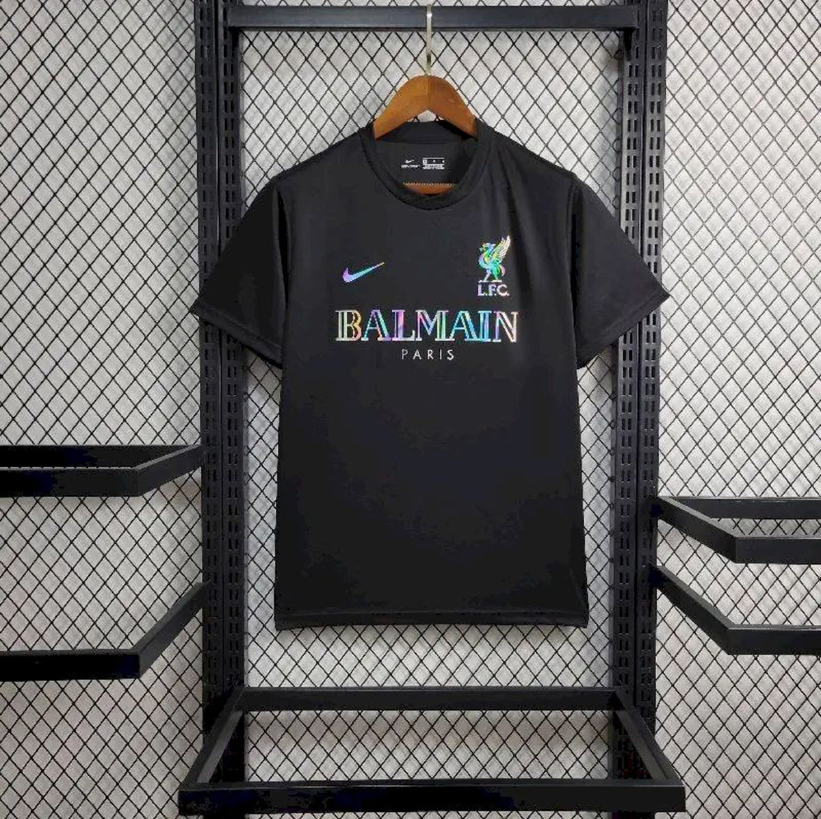 Maillot Liverpool x Balmain 2024-2025 collaboration fashion rouge et noir