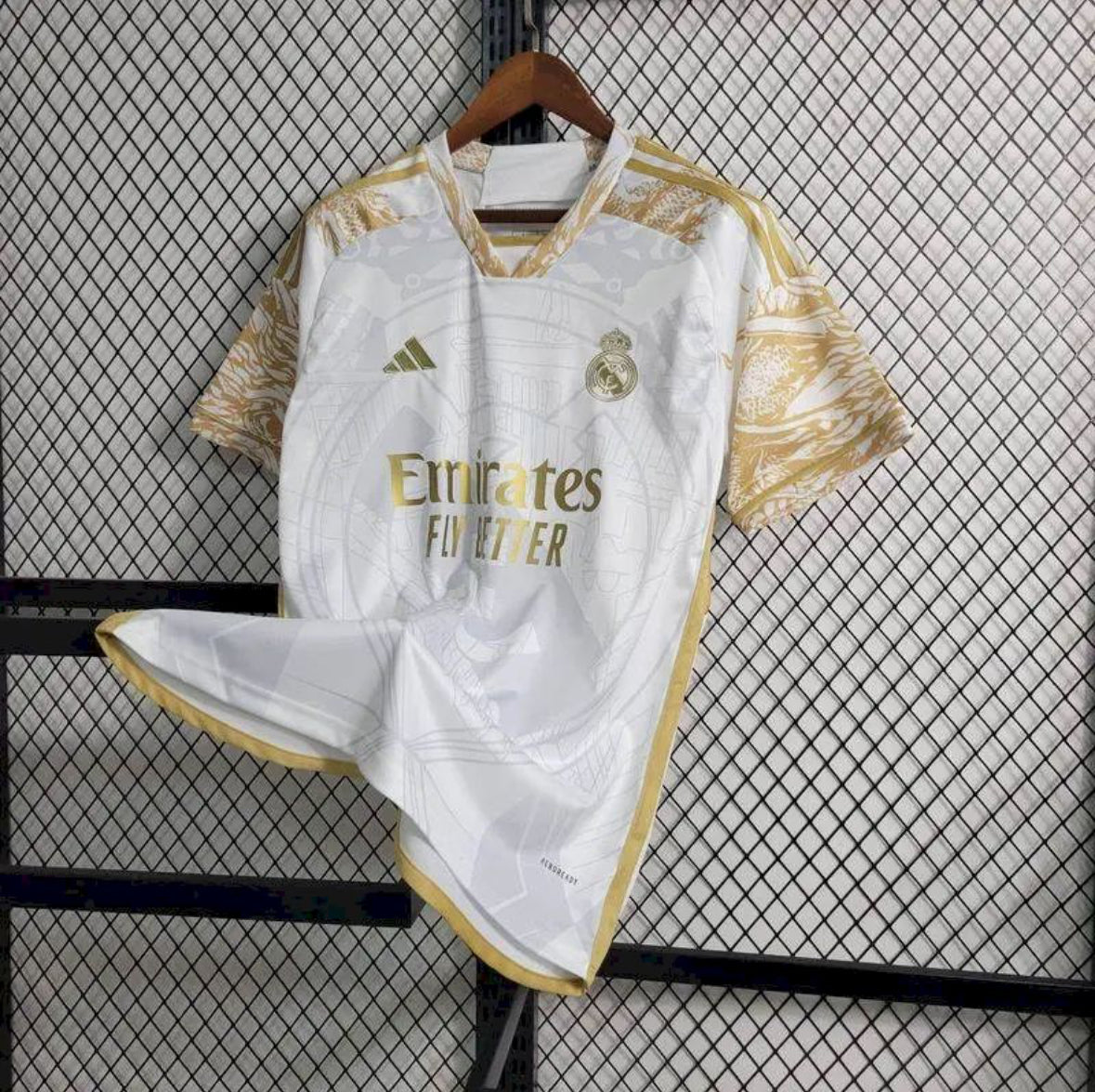 Maillot Real Madrid Concept 2023-2024 design exclusif blanc et or