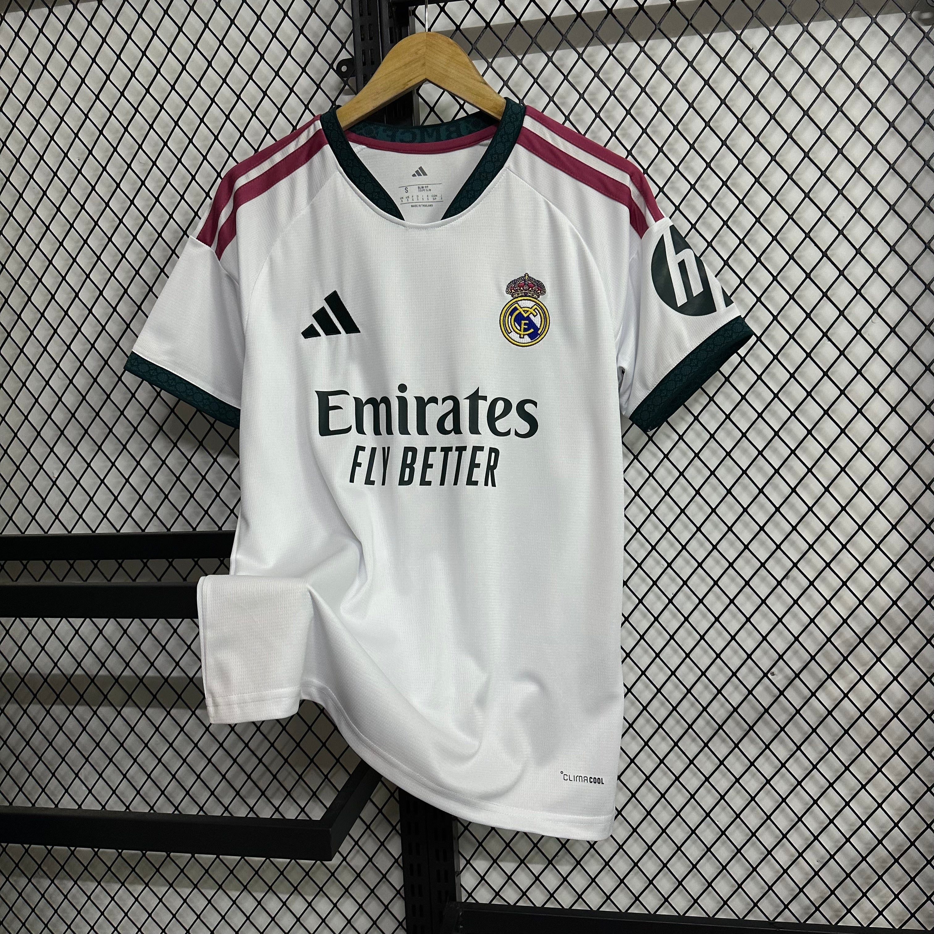 Maillot Real Madrid domicile 24/25 blanc avec logo officiel Adidas