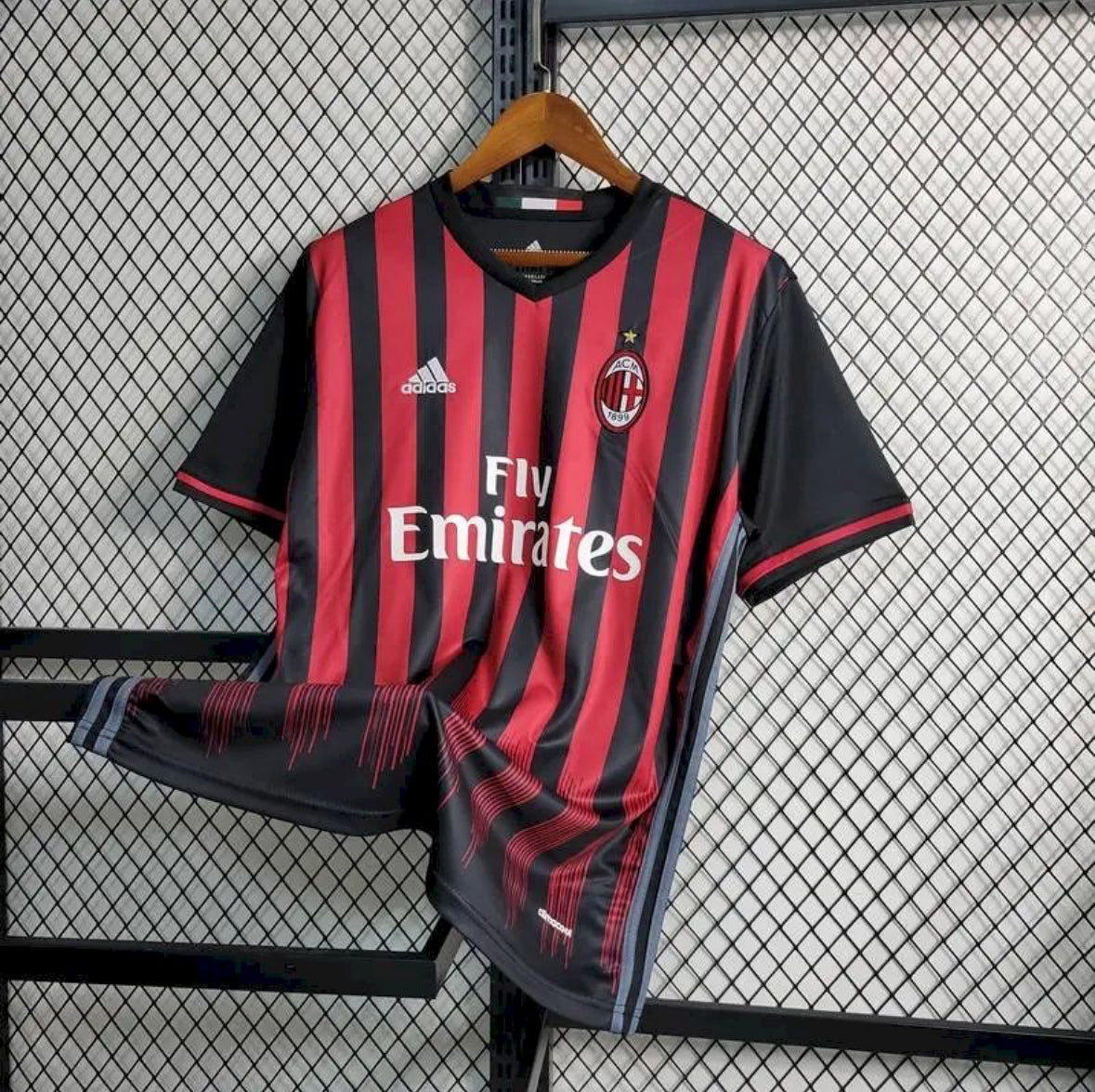 Maillot AC Milan Rétro domicile 2016-2017 rouge et noir classique