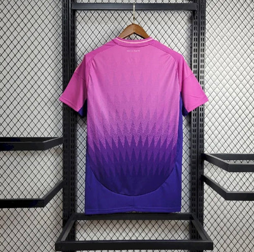 T-shirt sport manches courtes violet et rose à motif dégradé géométrique accroché sur cintre