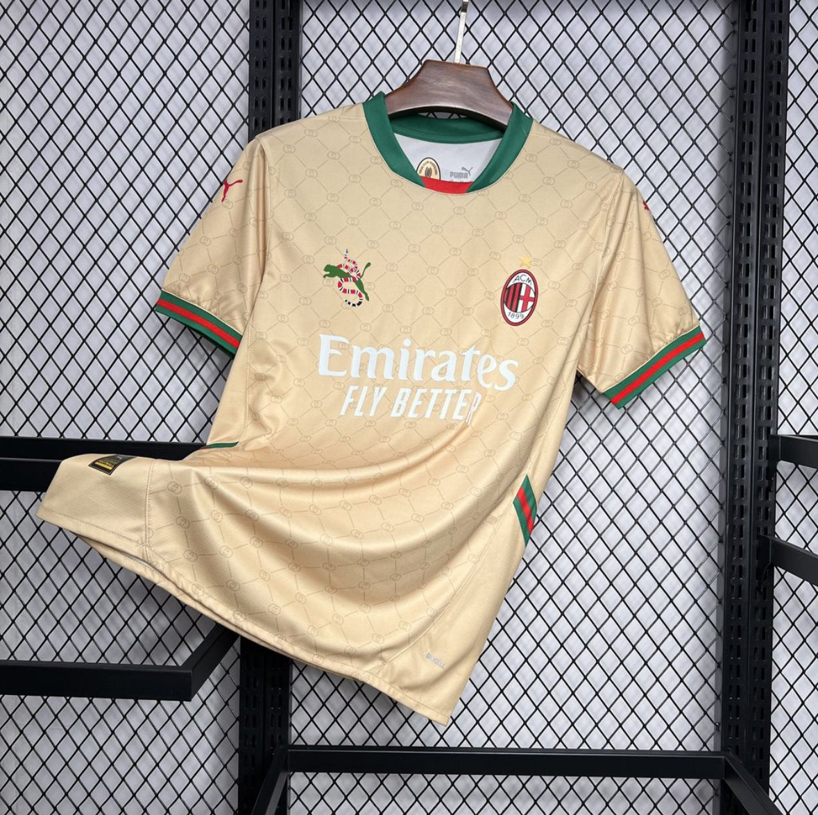 Maillot AC Milan x Gucci 2024-2025 collaboration fashion rouge et noir