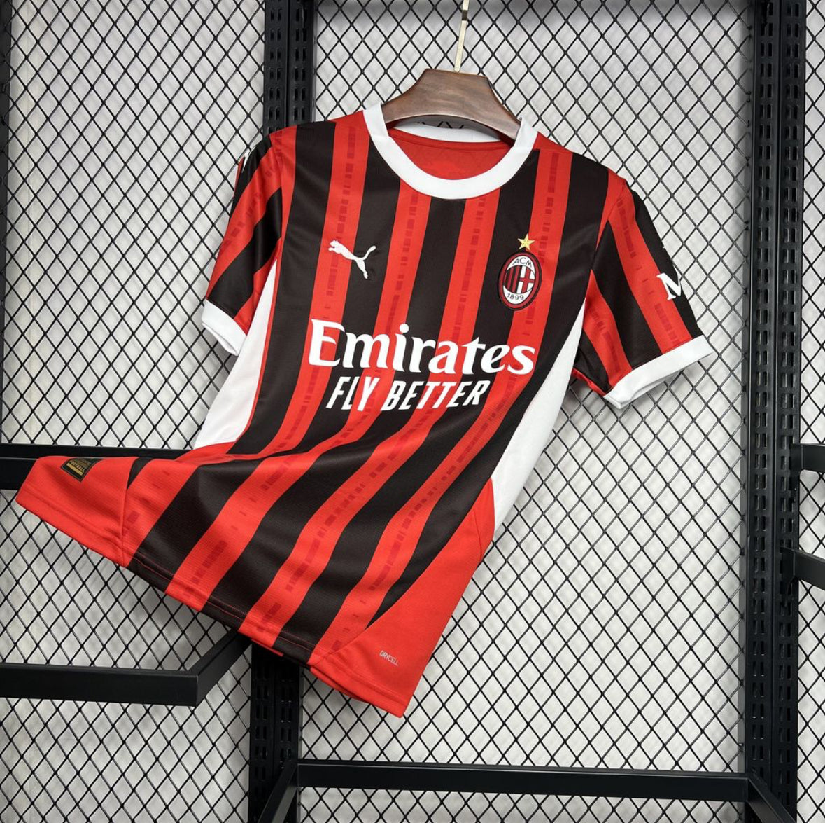 Maillot AC Milan domicile 2024-2025 rouge et noir rayures avec logo Puma