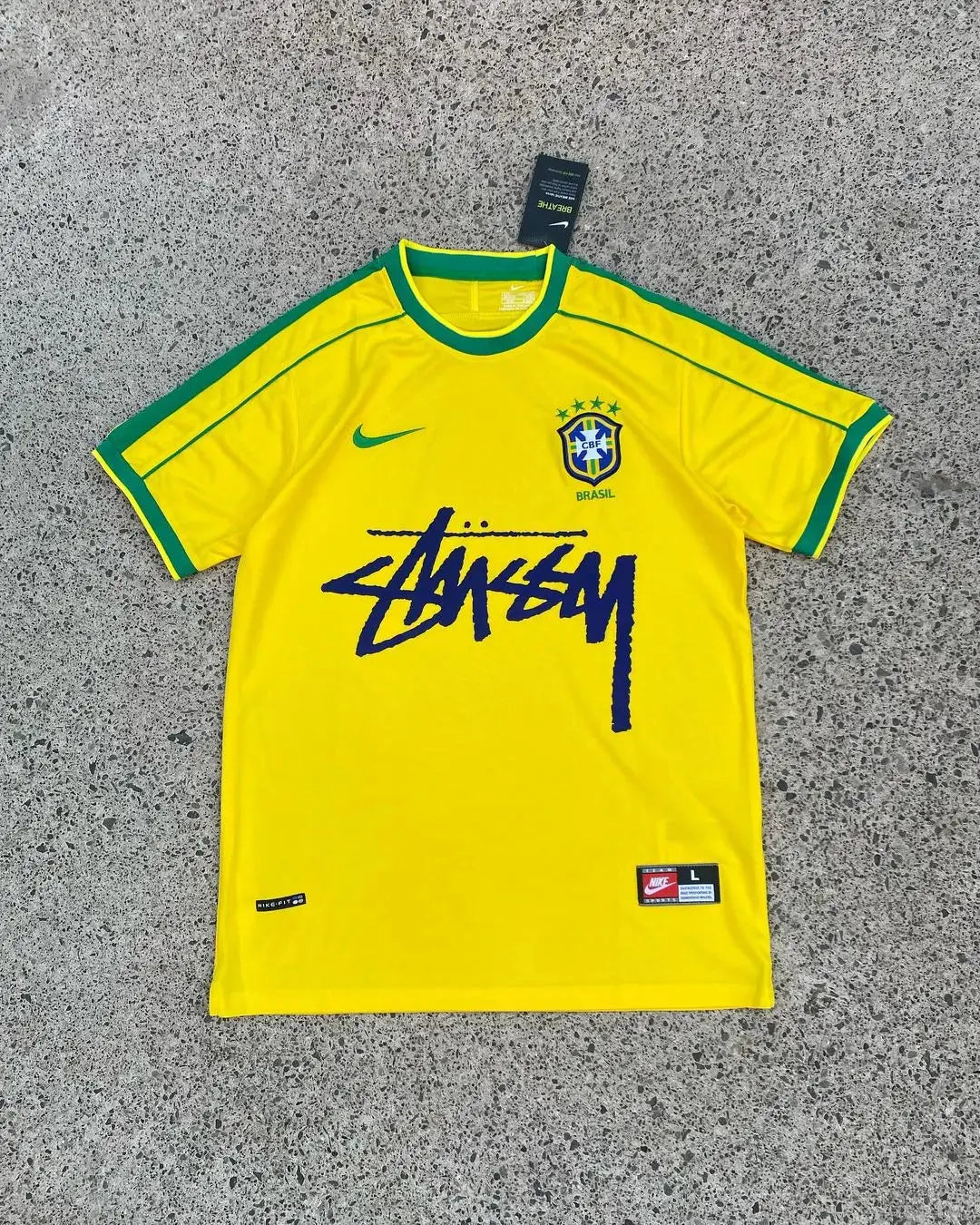 Maillot Stüssy Brésil jaune collab streetwear édition limitée