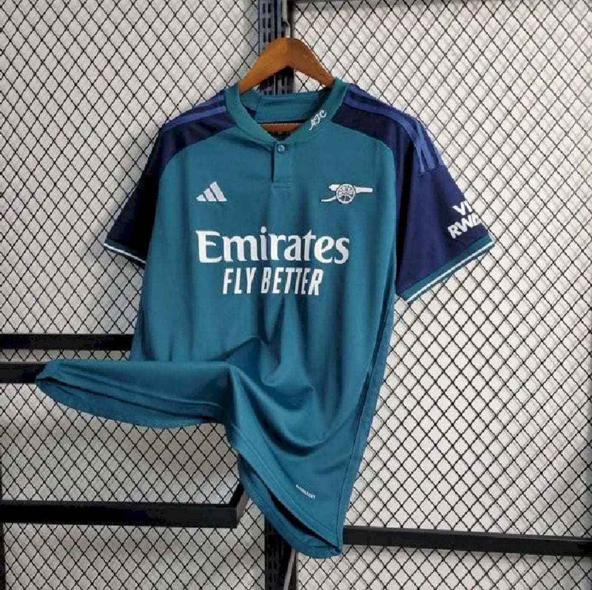 Maillot Arsenal rouge domicile avec logo Adidas et canon