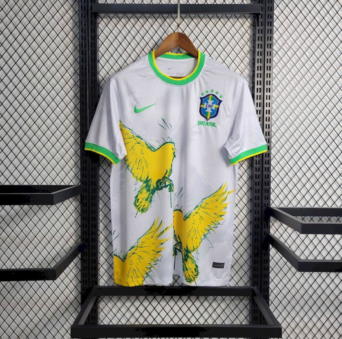 Maillot Brésil Concept 2024-2025 jaune avec motifs graphiques exclusifs