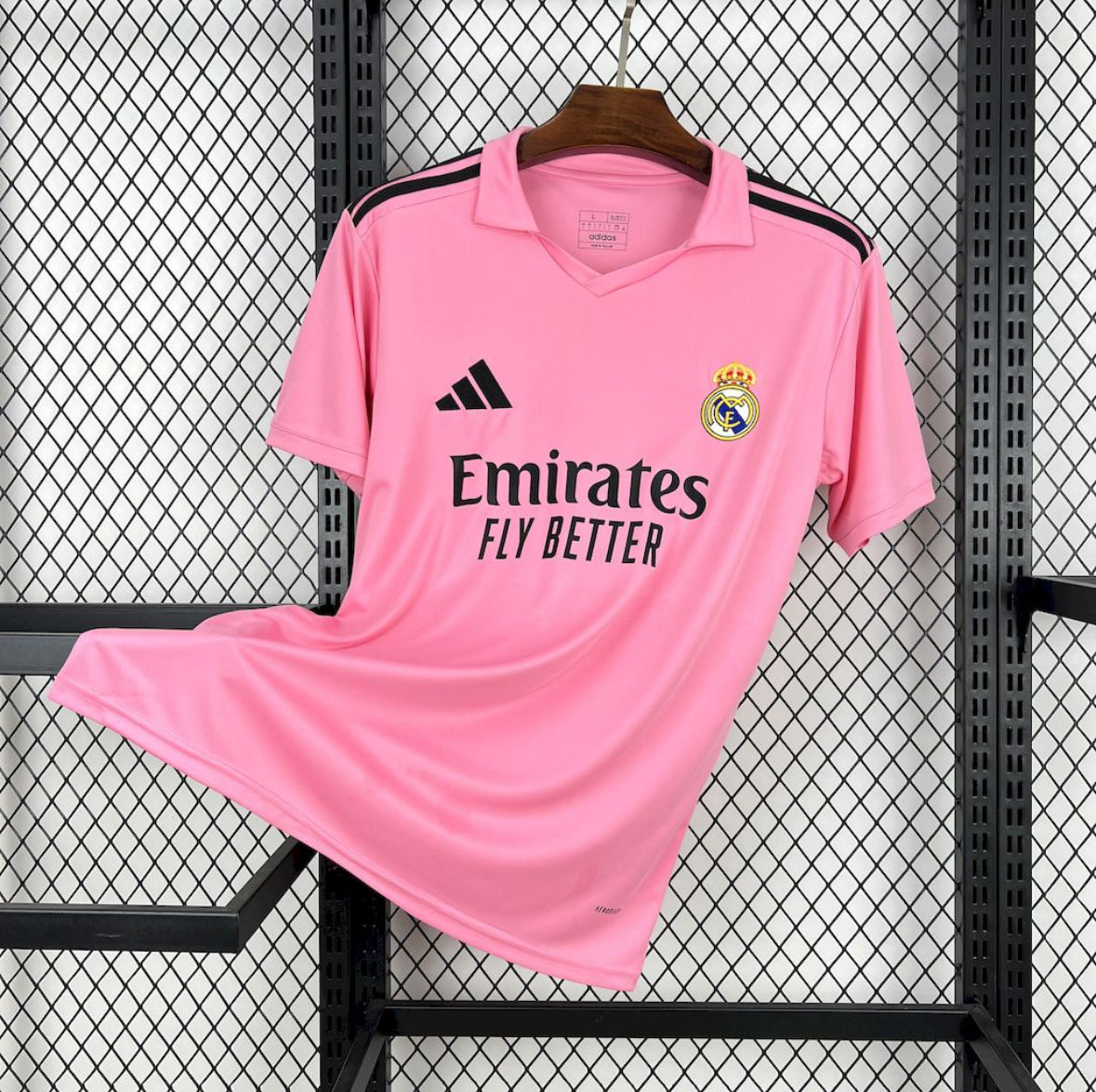 Maillot Real Madrid Concept Rose 2025-2026 blanc avec motifs roses