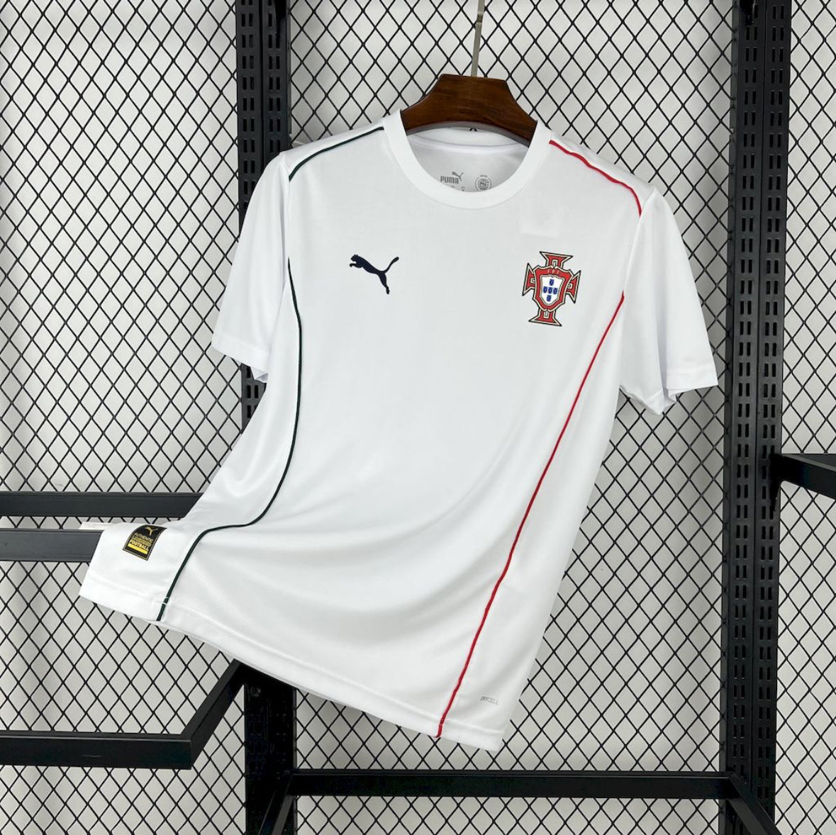 Maillot officiel Portugal rouge avec logo fédération portugaise de football