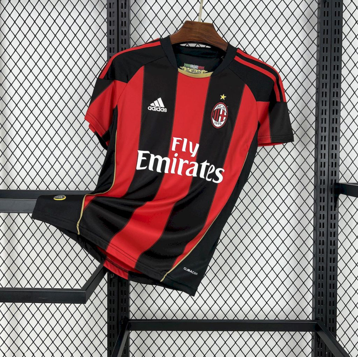 Maillot AC Milan Rétro domicile 2010-2011 rouge et noir avec logo Adidas