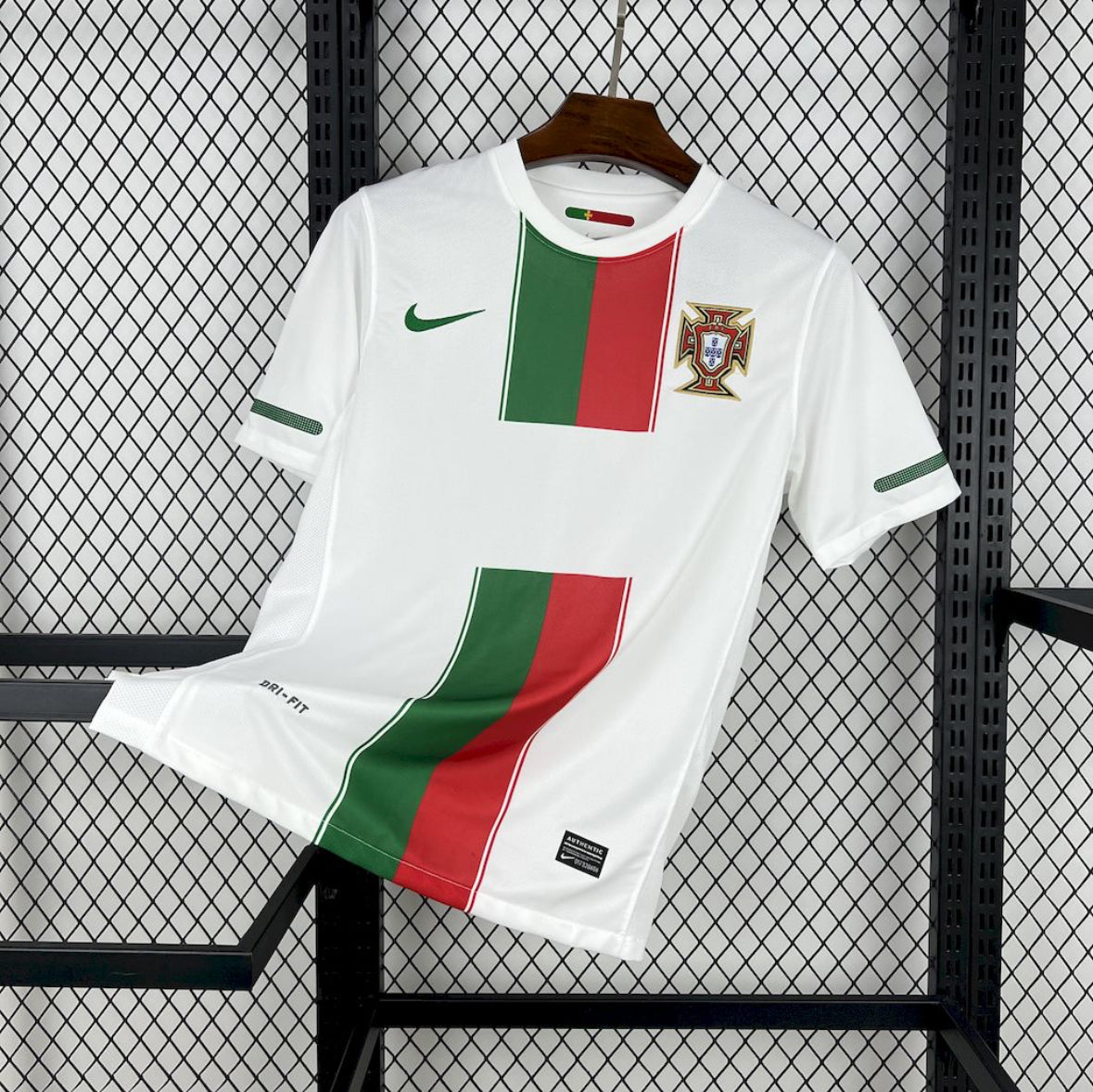 Maillot rétro Portugal extérieur 2010 blanc avec détails rouges