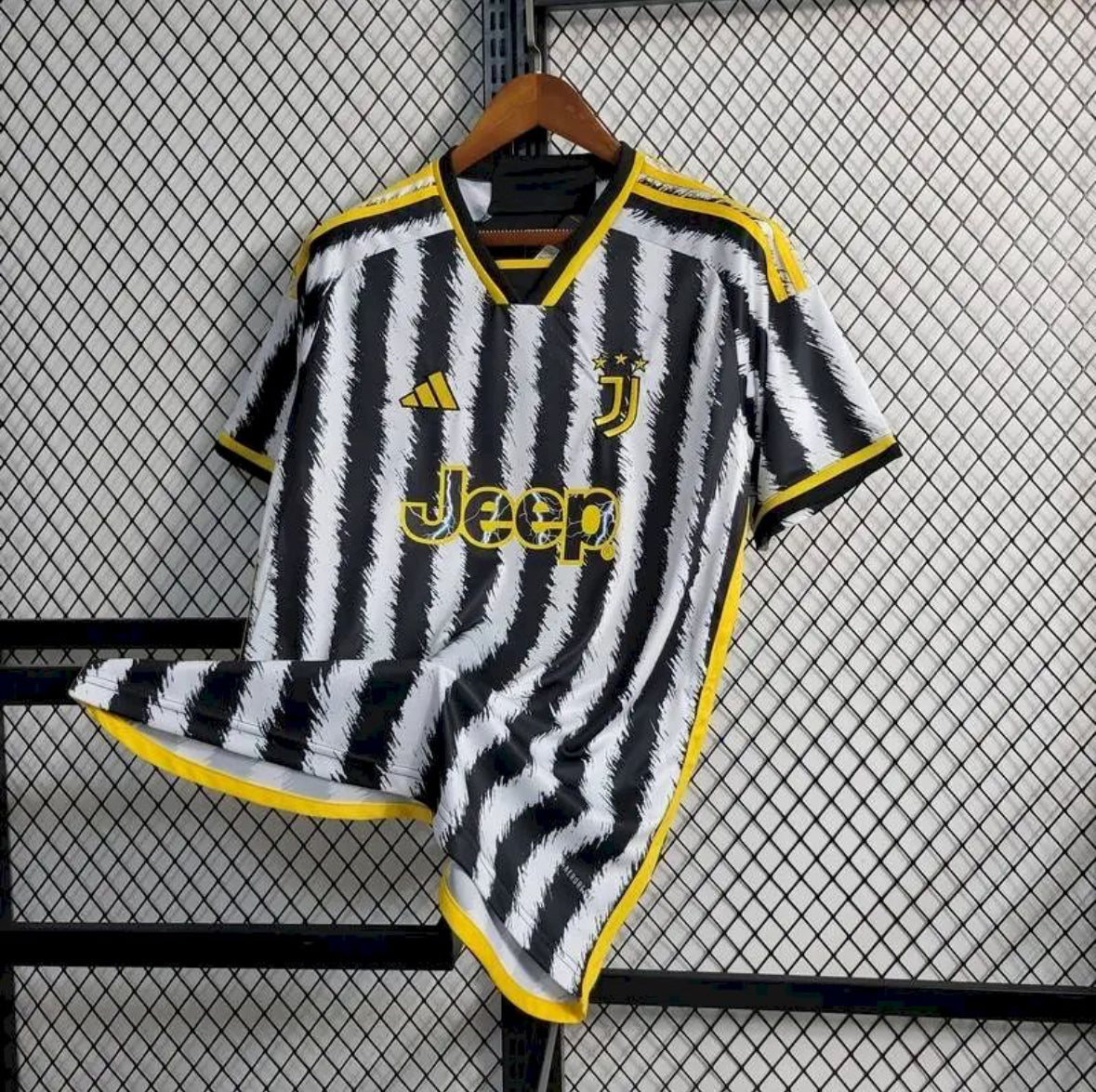 Maillot Juventus domicile 2023-2024 rayures noir et blanc classique