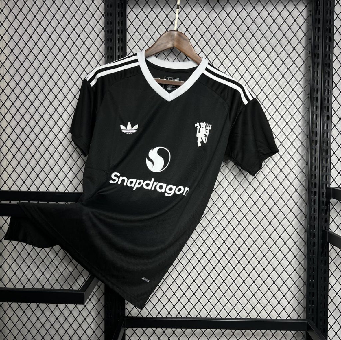 Maillot Manchester United noir 2025-2026 extérieur avec logo Adidas