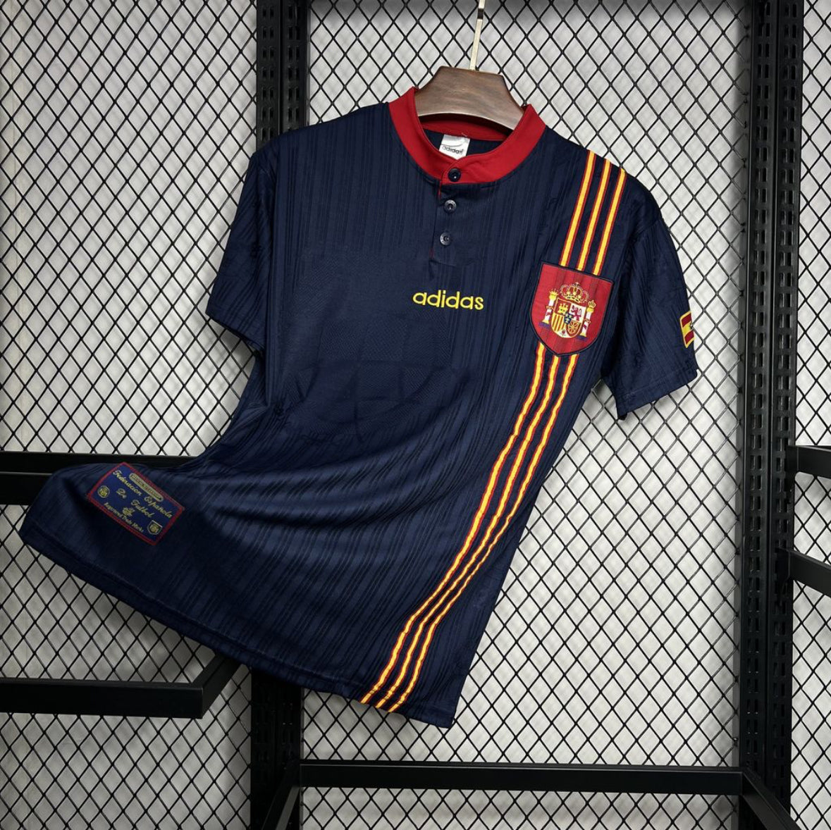 Maillot rétro Espagne extérieur 1996 blanc vintage avec écusson