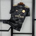 Maillot Ajax Amsterdam x Stone Island 2025-2026 collaboration streetwear rouge