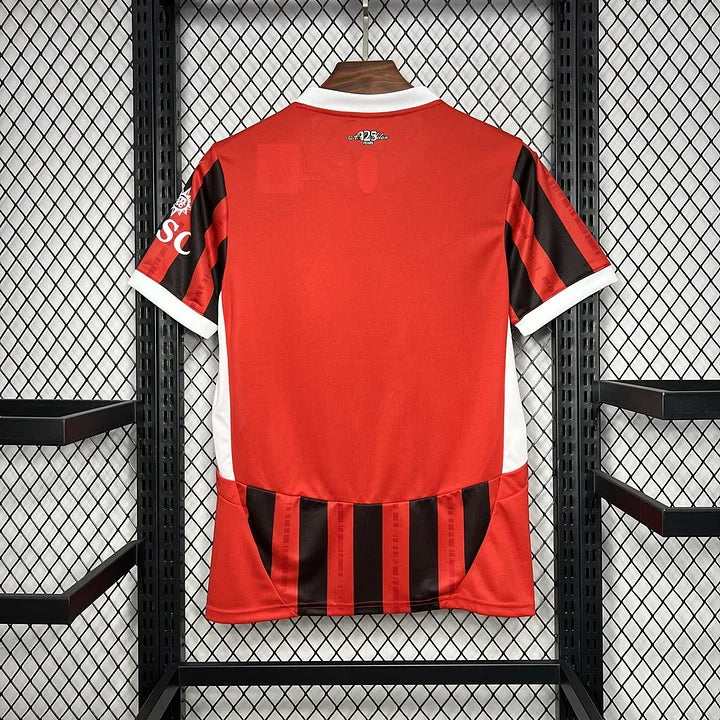 Maillot AC Milan domicile 24/25 - vue de face suspendu