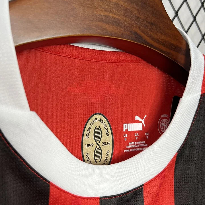 Maillot AC Milan domicile 24/25 - vue complète suspendue