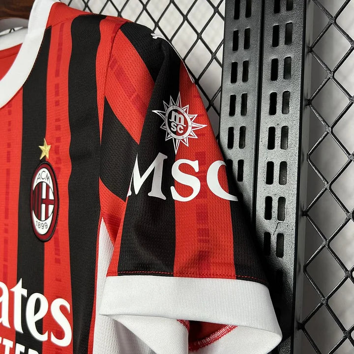 Maillot AC Milan domicile 24/25 - détail col et manches