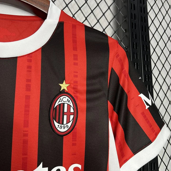 Maillot AC Milan domicile 24/25 - détail logo et tissu