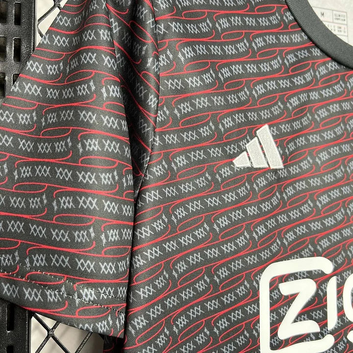 Maillot Ajax Prematch 24/25 - détail logo et tissu