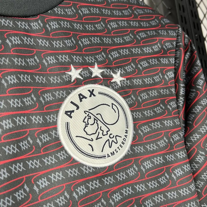 Maillot Ajax Prematch 24/25 - détail col et manches