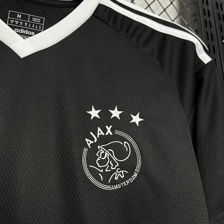 Maillot Ajax Entraînement 24/25 - détail logo et tissu