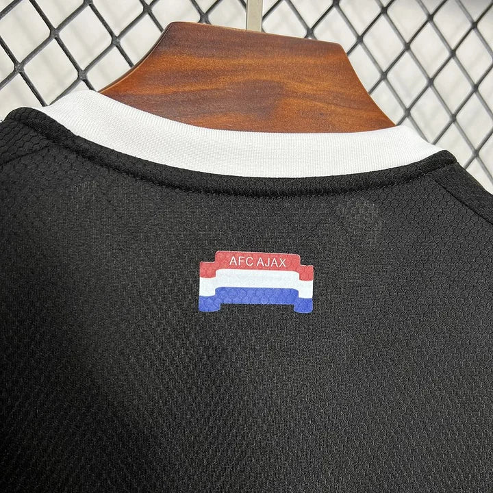 Maillot Ajax Entraînement 24/25 - détail col et manches