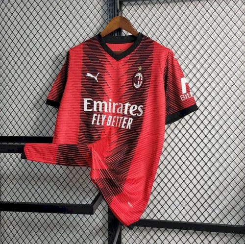 Maillot AC Milan domicile 2023-2024 rouge et noir rayures avec logo Puma