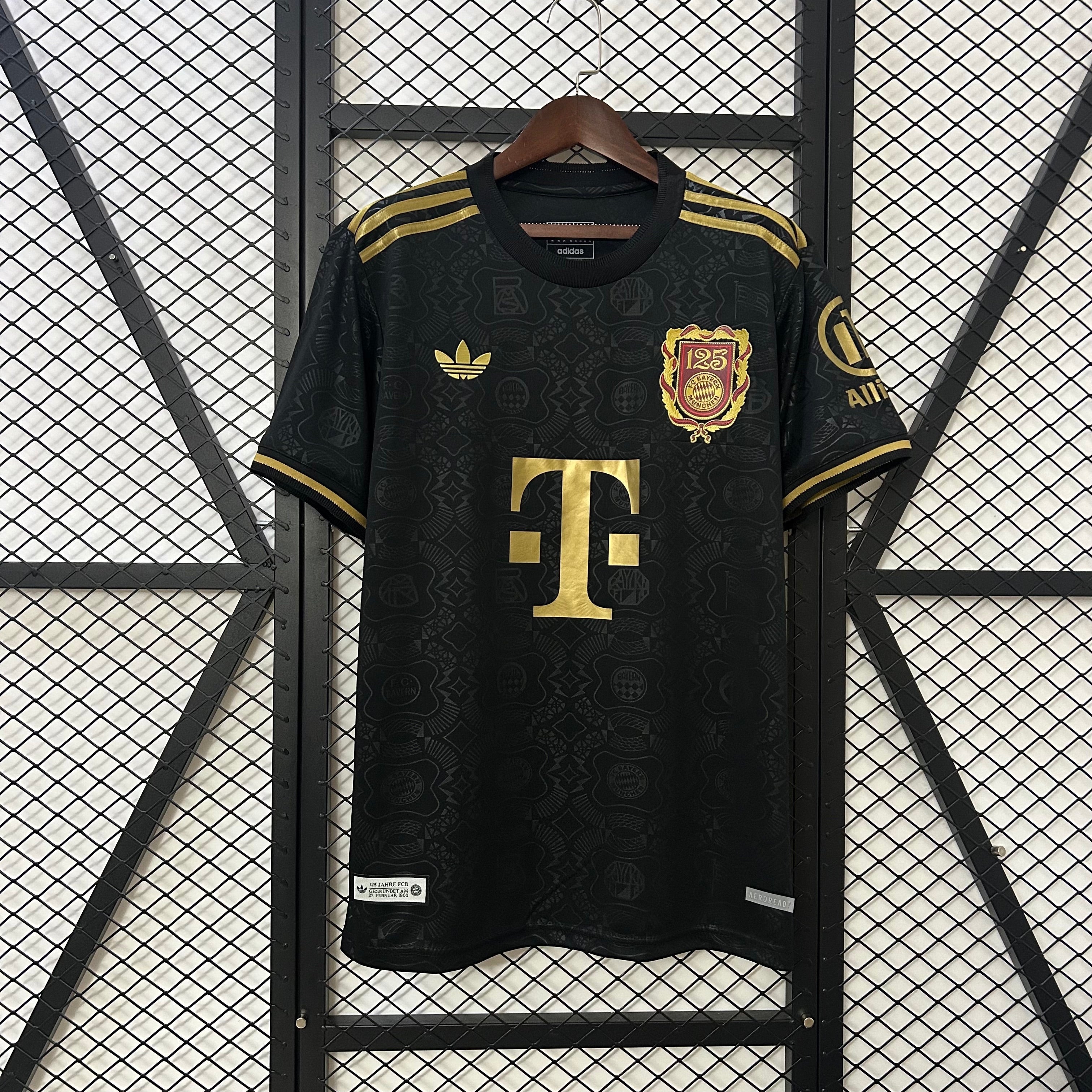 Maillot FC Bayern Munich noir 2025-2026 extérieur avec écusson