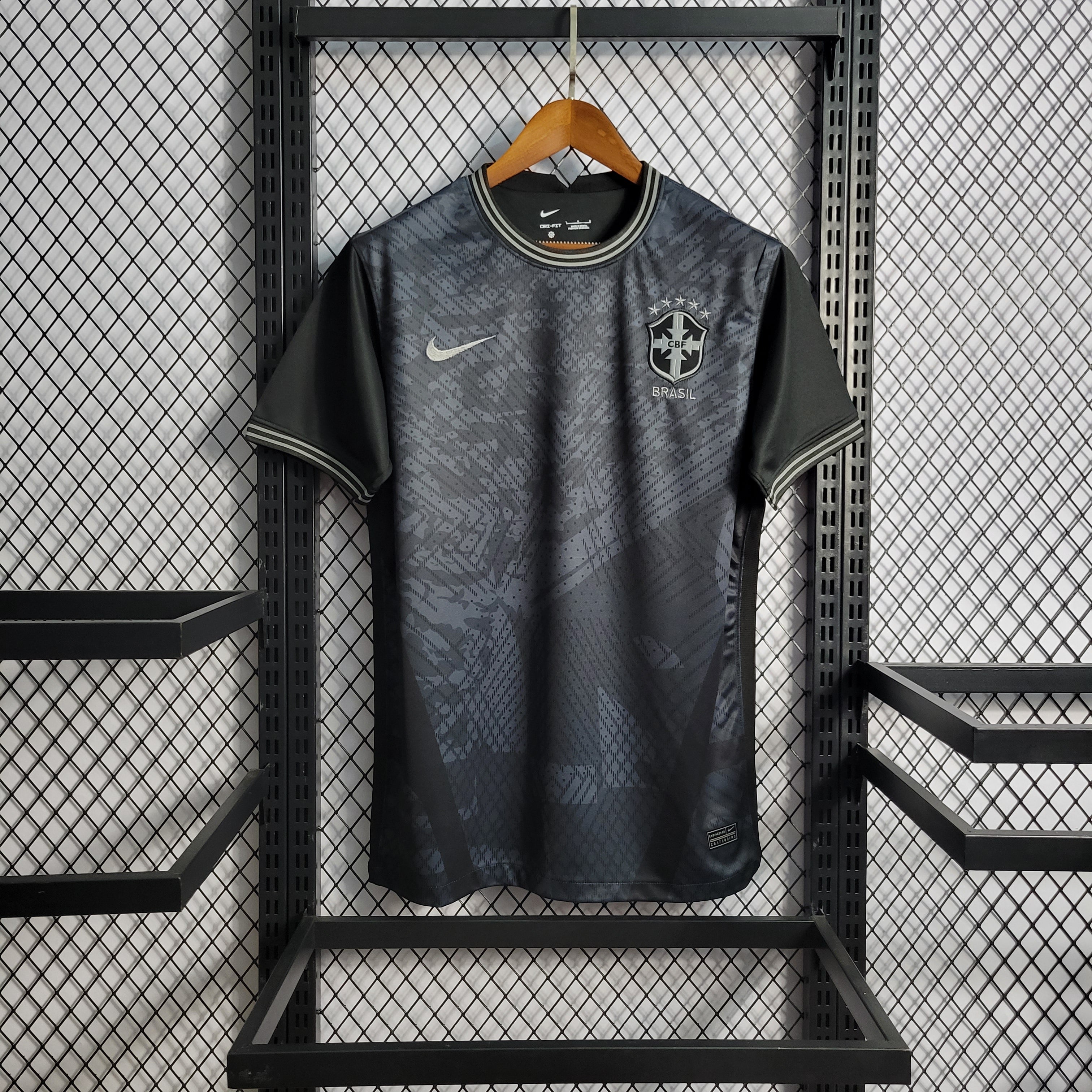 Maillot foot Brésil noir édition 2022-2023 avec logo Nike et écusson CBF