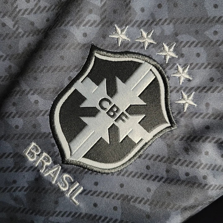 Logo brodé CBF avec cinq étoiles et texte Brasil sur tissu gris foncé, maillot football Brésil