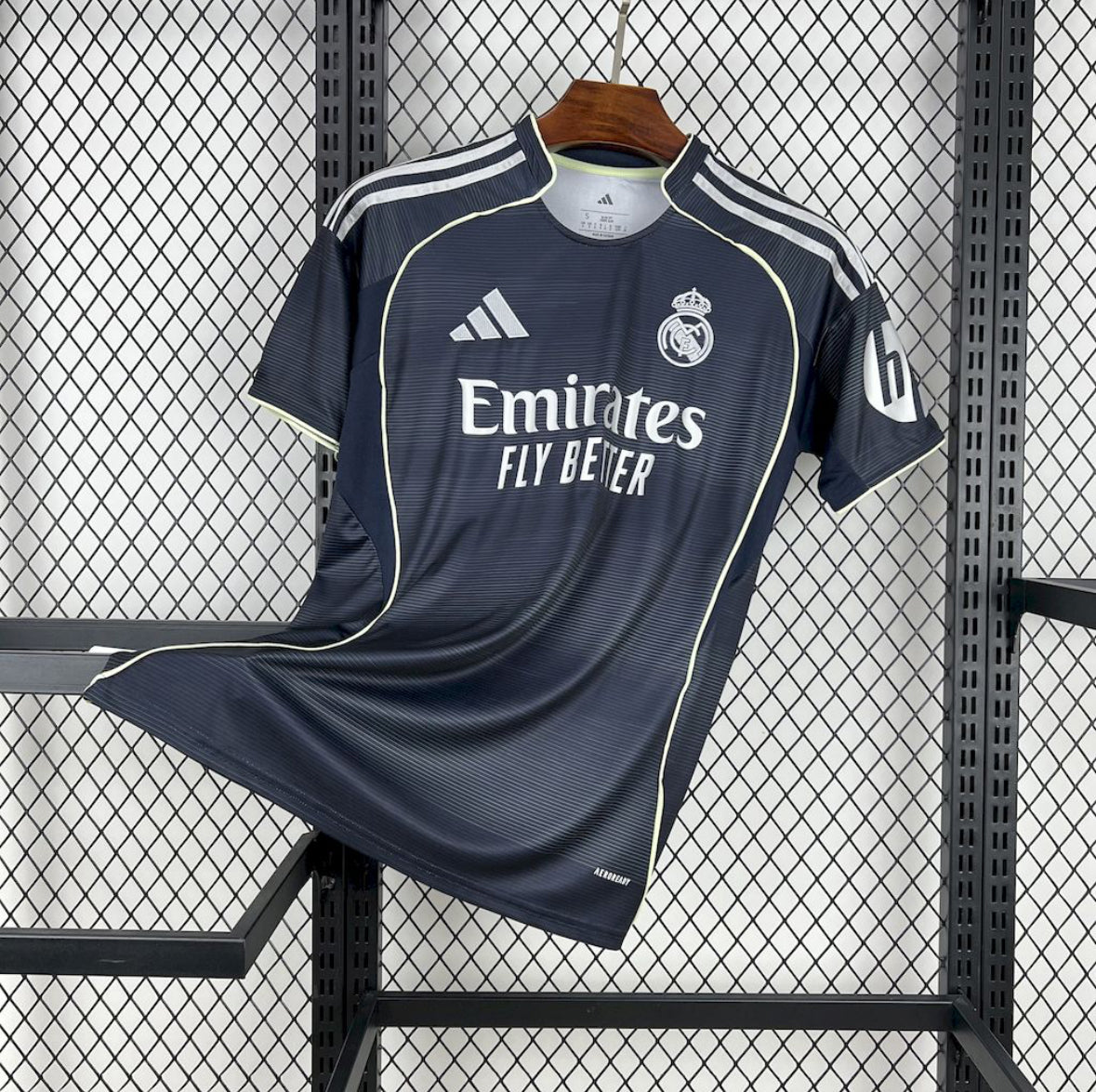 Maillot Real Madrid extérieur 2025-2026 violet avec logo Adidas