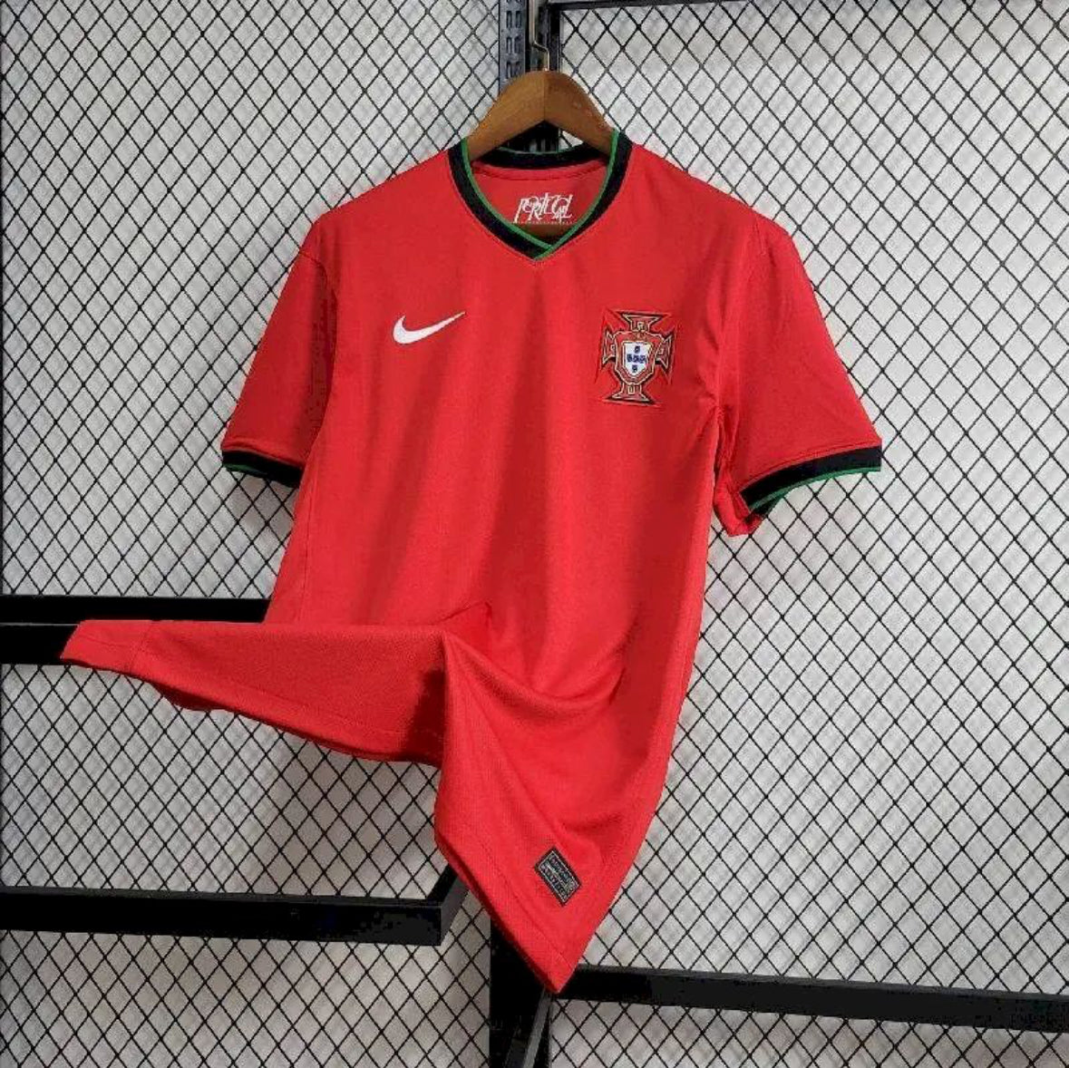 Maillot Portugal Euro domicile 24/25 rouge avec armoiries officielles