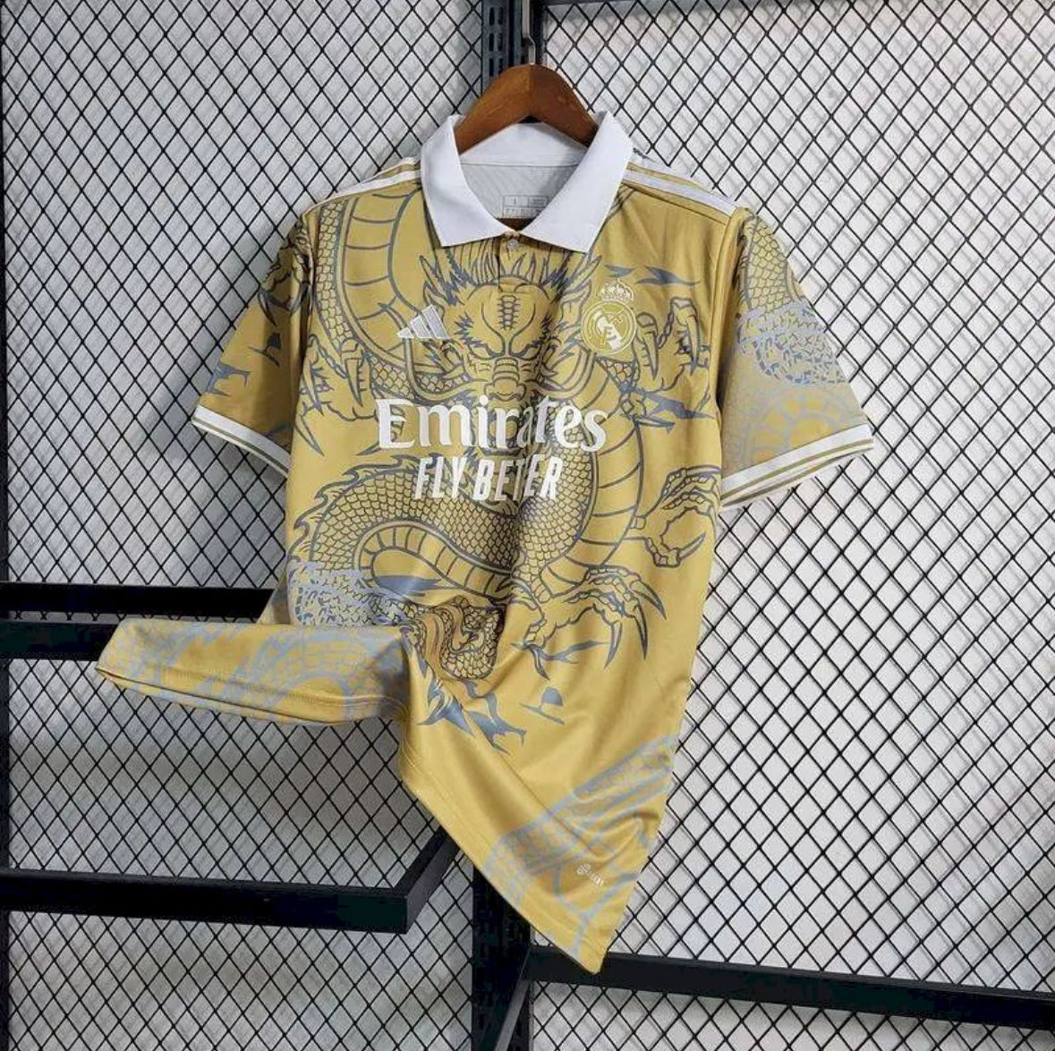 Maillot Real Madrid Dragon Beige 2025-2026 avec motif dragon beige