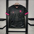 Maillot football Chelsea third 2024-2025 noir avec logo et détails roses sur cintre