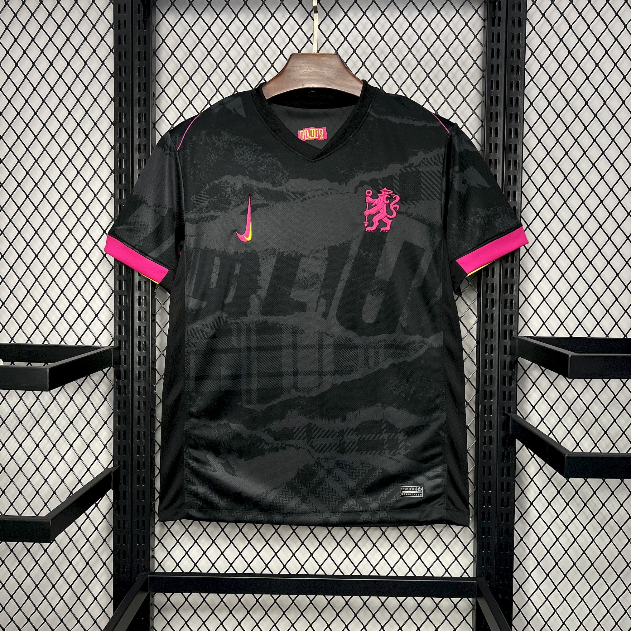 Maillot football Chelsea third 2024-2025 noir avec logo et détails roses sur cintre