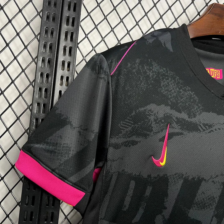 Maillot de football troisième Chelsea 2024-2025 noir avec détails roses et logo Nike jaune et rose