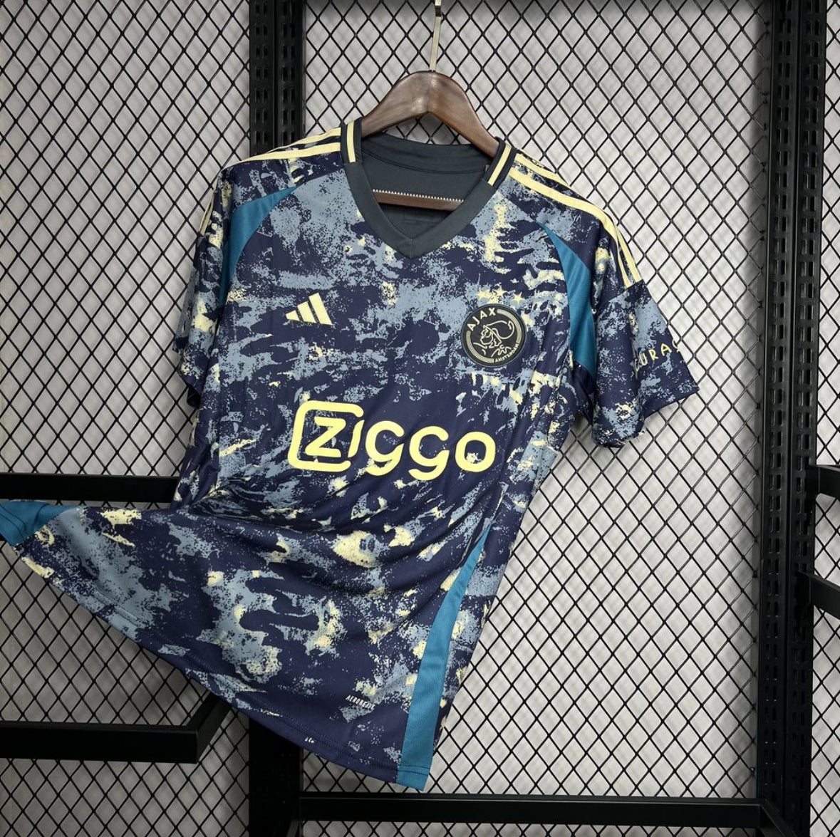Maillot Ajax extérieur 2024-2025 blanc et rouge avec logo Adidas