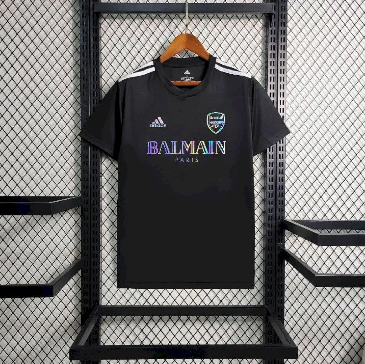 Maillot Arsenal x Balmain 2024-2025 collaboration fashion rouge et noir