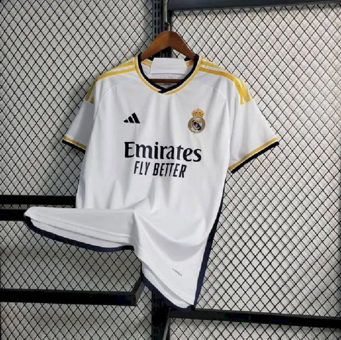 Maillot Real Madrid domicile 2023-2024 blanc avec logo Adidas