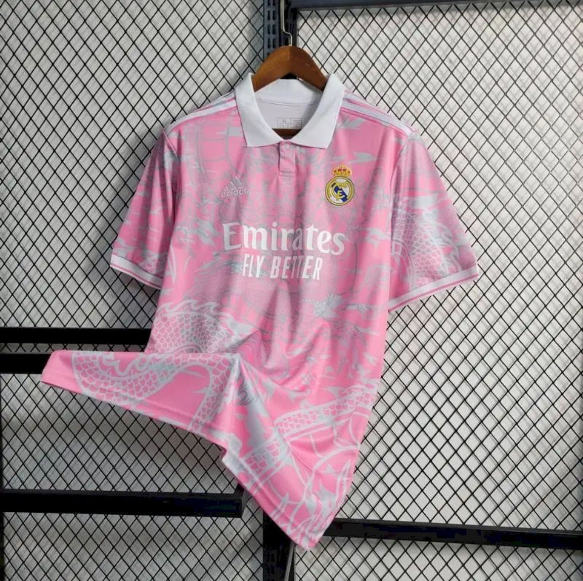 Maillot Real Madrid Dragon Rose 2023-2024 blanc avec motif dragon rose