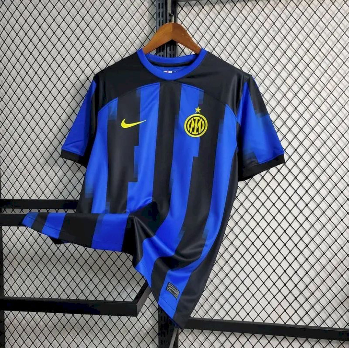 Maillot Inter Milan domicile 2023-2024 rayures bleu et noir logo Puma